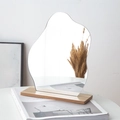 Miroir acrylique ondulé irrégulier avec socle en bois clair, style nordique épuré - Forme irrégulière
