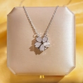 Collier fleur d'argent à cinq pétales avec cristaux sur boîte à bijoux en satin doré - Collier Fleur À Cinq Feuilles Ouvrable En Argent
