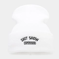 Detail der schwarzen Stickerei Shit Show Supervisor auf einer weißen Strickmütze - Weiß