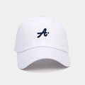 Dettaglio di un cappello da baseball bianco con ricamo 3D della lettera A blu scuro - Regolabile / Bianco