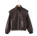 Veste en similicuir marron foncé avec col montant et fermeture éclair sur fond blanc - S / Brun Foncé