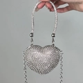 Sac de soirée luxueux en forme de cœur argenté avec strass brillants et bandoulière chaîne - Sac de cœur argenté avec de petits cristaux