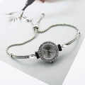 Elegante silberne Quarzuhr mit Armband, Strassverzierung und verstellbarem Schiebeverschluss - Silber Weiß