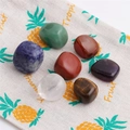 7-teiliges Set aus natürlichen Energiesteinen wie Amethyst auf einem kleinen Stoffbeutel - 7er Set Natürliche Chakra Steine (Mit Samtbeutel)