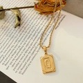 Collana a catena dorata con pendente rettangolare lettera Q e incisione a raggiera - Lettera Q Oro