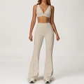 Beige yogaset voor dames met een V-hals sportbeha en flared legging met hoge taille - S / Beha + Uitlopende Broek / Haver Abrikoos