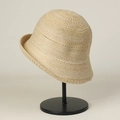 Détail de la texture ondulée en tricot d'un chapeau bob d'été couleur beige - M (56-58cm) / Beige