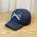 Dettaglio di un cappello da baseball in denim blu scuro con ricamo a fiocco bianco - M (56-58cm) / Blu scuro