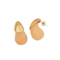 Goldene Ohrstecker mit glatten, hellorangefarbenen Wassertropfenanhängern im modernen Stil - Orange