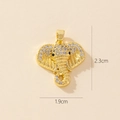 Dettaglio di un ciondolo a elefante dorato con dimensioni 2,3 cm per 1,9 cm e zirconi - 0369-12 (Design Volto Di Elefante)