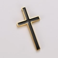 Detalle de un colgante de cruz de esmalte negro con un borde de metal dorado pulido - Marco Dorado Incrustación Negra / Negro Dorado