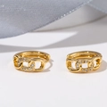 Detailansicht der goldenen Kettenglied-Creolen mit funkelnden weißen Zirkonia-Steinen - Dreifachgliederkette / Gold