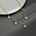 Elegante collana in acciaio al titanio dorato con cinque delicati ciondoli a margherita - Oro
