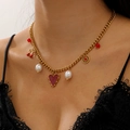 Dettaglio collana in acciaio inossidabile placcata oro 18K con ciondoli cuore e perle - Combo Vintage Perla Cuore Rosso (07) / Oro