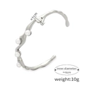 Silberner gewellter Armreif mit fünf weißen Perlen und minimalistischem Bio-Design - Z071 - Stahlfarbe