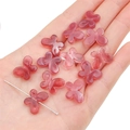 Transparante rode acryl vlinderkralen voor het maken van DIY-sieraden op een hand - Rood