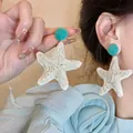 Détail de boucles d'oreilles étoile de mer tissées main avec clous bleus style vacances - 3# Clou d'oreille en acier inoxydable - Blanc