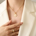 Schicke Goldkette mit weißem Perlmutt-'M'-Anhänger und passendem Zirkonia-Ring - Buchstabe M (RP014)