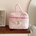 Détail de la trousse à maquillage en coton matelassé à carreaux roses et fleurs - Rose