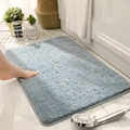 Tappeto da bagno shaggy azzurro spesso con trama assorbente su pavimento in marmo - Azzurro Primavera / 40x60cm
