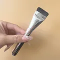 Pennello piatto per fondotinta con setole nere fitte e manico in metallo argento - Senza Copertura / Argento