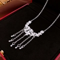 Dettaglio della collana con nappine a fiori argentati e ciondoli a goccia nella scatola - Collana con Nappa a Fiore / Argento