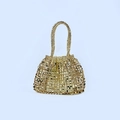 Détail d'un sac à main doré tressé à la main en maille métallique avec doubles anses et paillettes - Doré