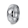 Makroaufnahme eines 8mm geometrischen Silberrings mit polierten metallischen Dreiecksflächen - US 6 / Silber