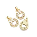 Ciondolo a farfalla dorato con ali in conchiglia e perle, 2,1 cm x 1,7 cm - Farfalla Tonda Madreperla