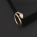Dettaglio anello a serpente dorato boho con zircone a goccia e incastonatura micro-pave - Stile a Doppio Avvolgimento in Zircone a Goccia d'Acqua Bianca (C) / Bianco