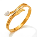 Elegante brazalete de serpiente cruzada chapado en oro con pavé de cristales brillantes - Estilo de Malla Cruzada Circonita Blanca (KAS846) / Dorado