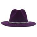 Vue détaillée d'un chapeau fedora violet orné d'une grosse chaîne en métal argenté - M(56-58cm) / Violet