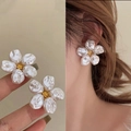 Große Blumenohrstecker aus Barockperlen mit goldenem Zentrum in elegantem Blumendesign - Weiß Barock Perle Blume Stil (A2064)