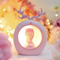 Luce notturna rosa con corna di cervo e ragazza che legge, decorazione accogliente - Ragazza con il Libro Rosa / Manuale a manovella