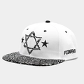 Hip-Hop-Snapback-Hut mit Sternenbestickung und schwarz gemusterter flacher Krempe in Weiß - Verstellbar / Weiß