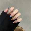 Gros plan d'ongles ballerine avec pointes French bleues et strass dorés scintillants - Cercueil Français Bleu Feuille d'Or (BY1428)
