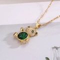 Detalle de collar con colgante de oso dorado con esmeralda y cristales de circonita fina - Verde Esmeralda(23543)