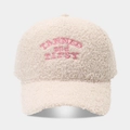 Detalle de gorra de béisbol de lana de cordero beige con bordado rosa TANNED and TIPSY - Ajustable / Beige