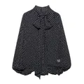 Ruimvallende polkadot blouse met strikhals en lantaarnmouwen op een witte achtergrond - XS / Zwart Witte Polka Dot