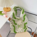 Détails de broderie de feuilles crème et pompons verts en peluche sur le sac floral - Vert avec Fleur