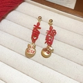Detalle de pendientes chinos rojos y dorados en un joyero blanco elegante - 6# Aguja de Plata - Dorado - Bolsa de la Fortuna
