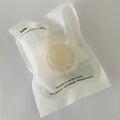 Spugna Konjac rotonda giallo chiaro in sacchetto opaco semitrasparente con foro - Confezione in busta / Bianco naturale