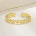 Anello dorato regolabile con maglie a cuore dal design minimalista e lucido - Sequenza di Cuori Oro 14K