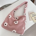 Détail du sac cabas en peluche rose avec motifs de fleurs blanches et texture douce - Fleur Rose