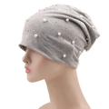 Bonnet gris orné de perles et de strass présenté sur une tête de modèle pour l'hiver - 56-61cm / Gris