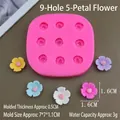 Detalle macro de un molde de silicona de 9 cavidades para flores decorativas de pastel - Molde de Flor de Cinco Pétalos de 9 Agujeros