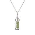 Détail d'un collier argenté avec pendentif flacon de parfum rempli de cristaux verts - Vert