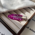 Détail d'une pince à cheveux en acétate violette avec strass étoiles dans un coffret - Violet Raisin Étoile