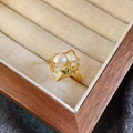 Vintage gouden ring met witte parels en parelmoer in een houten presentatiedoos - Golf Frame Parelmoer Bloem Blad Parel Ring(NL00715R-WH)