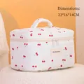 Beauty case in cotone trapuntato color crema con ciliegie e manico superiore, 23x16x14cm - Ciliegia Rossa